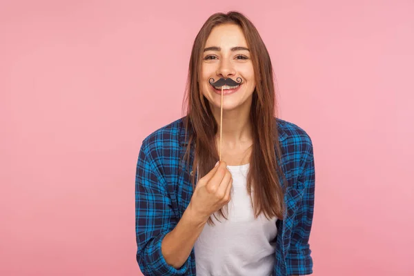 Retrato Chica Alegre Juguetona Con Camisa Cuadros Sosteniendo Bigote Rizado — Foto de Stock