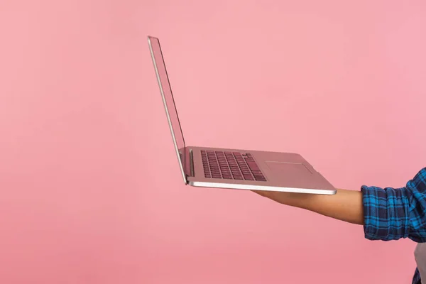Mão Segurando Laptop Prata Close Gadget Computador Contra Fundo Rosa — Fotografia de Stock