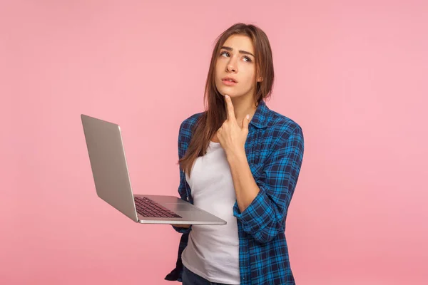 Retrato Menina Estudante Pensativo Xadrez Camisa Segurando Laptop Pensando Sobre — Fotografia de Stock