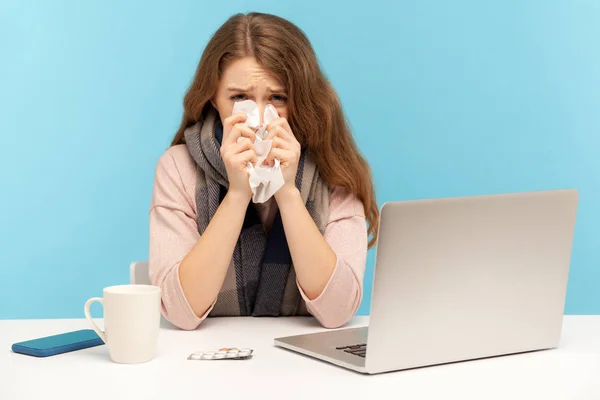 Niña Enferma Sentada Escritorio Con Computadora Portátil Estornudos Tos Tejido — Foto de Stock