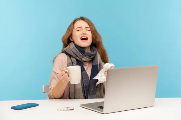 Menina Doente Segurando Caneca Espirros Duro Tosse Enquanto Sentado Mesa — Fotografia de Stock