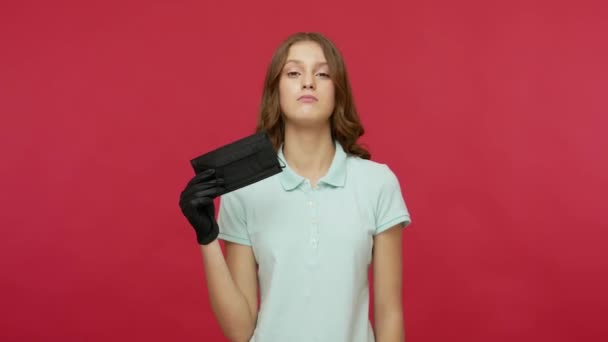 Žena Hygienických Rukavicích Ukazuje Černou Ochrannou Masku Ruce Souhlasně Přikyvuje — Stock video