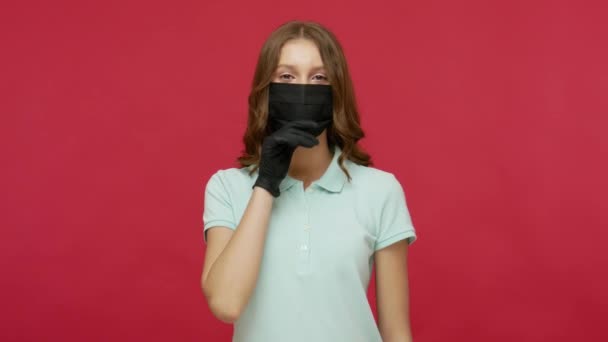 Hervorragender Schutz Gegen Grippe Mädchen Hygienehandschuhen Schwarze Medizinische Maske Abziehend — Stockvideo
