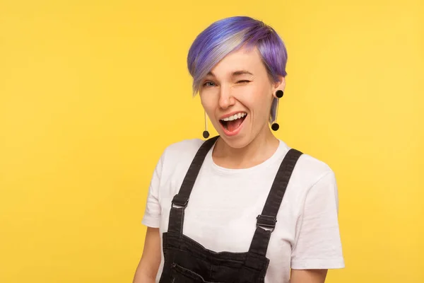 Porträt Einer Aufgeregten Fröhlichen Hipsterfrau Mit Violett Gefärbten Kurzen Haaren — Stockfoto