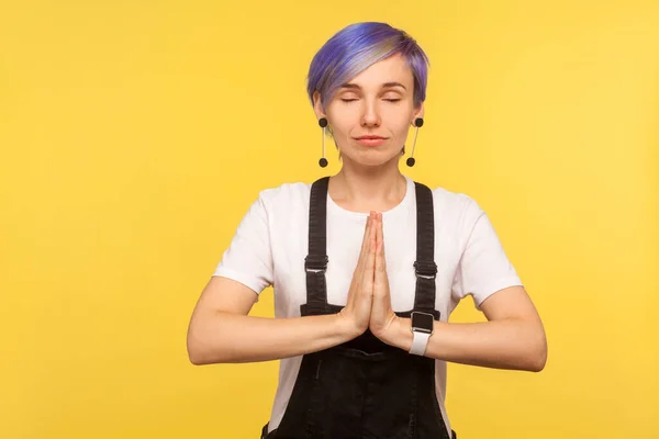 Yoga Meditasyonu Uyum Kot Pantolonlu Kısa Saçlı Barışçıl Hipster Kadın — Stok fotoğraf