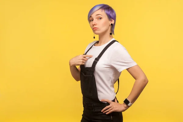 Das Bin Ich Porträt Einer Selbstsüchtigen Hipster Frau Mit Violetten — Stockfoto