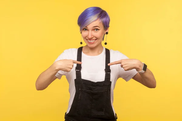 Soy Retrato Mujer Hipster Alegre Con Pelo Corto Violeta Overoles —  Fotos de Stock