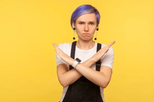 Retrato Chica Hipster Seria Con Pelo Corto Violeta Overoles Mezclilla —  Fotos de Stock