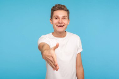 Tanıştığıma memnun oldum. Sıradan beyaz tişörtlü, neşeli, arkadaş canlısı, misafirperver bir adamın portresi tokalaşmak için el sıkışıyor, hoş bir gülümsemeyle karşılanıyor. Mavi arka planda kapalı stüdyo çekimleri