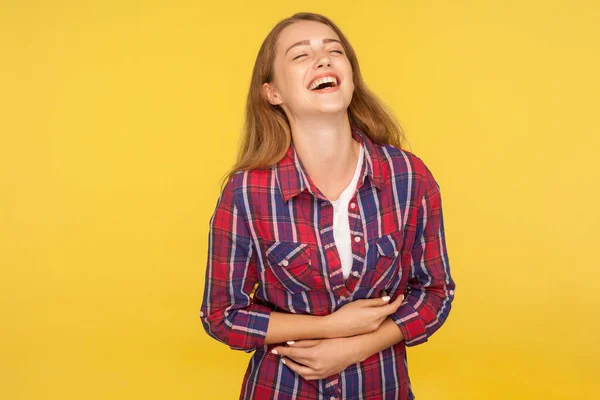 Retrato Chica Jengibre Despreocupada Camisa Cuadros Sosteniendo Vientre Riendo Voz — Foto de Stock