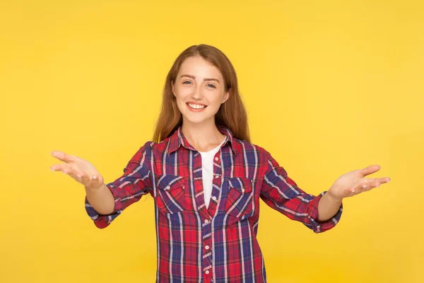 Por Favor Cógelo Retrato Generosa Chica Jengibre Camisa Casual Pie —  Fotos de Stock