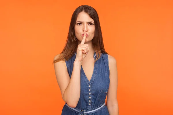 Seid Ruhig Sprecht Nicht Strenge Brünette Frau Jeanskleid Die Geste — Stockfoto