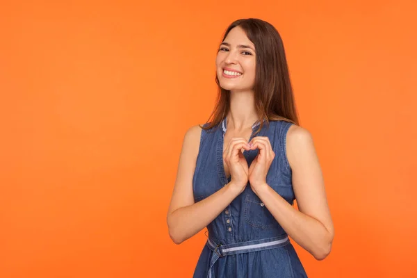 Mulher Bonita Alegre Vestido Fazendo Forma Coração Com Mãos Sorrindo — Fotografia de Stock