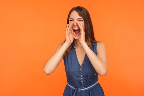 Brunett Kvinna Denim Klänning Hålla Armarna Runt Vidöppen Mun Skrikande — Stockfoto