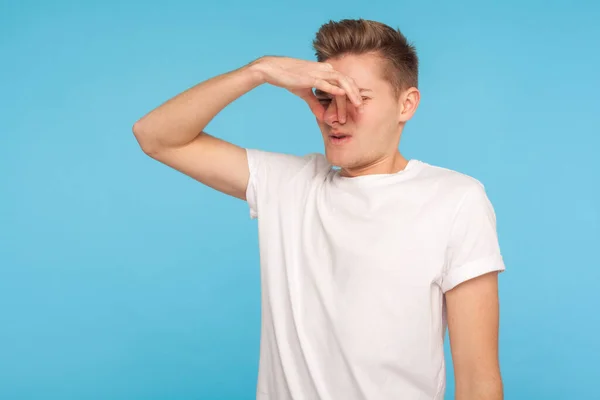 Κακή Αναπνοή Πορτρέτο Δυσαρεστημένος Άνθρωπος Casual Λευκό Shirt Κλείνοντας Μάτια — Φωτογραφία Αρχείου