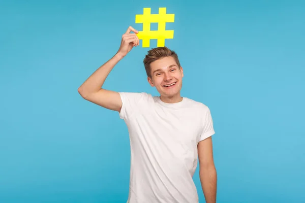 Média Népszerűsége Gondtalan Vicces Férfi Pólóban Nagy Sárga Hashtag Szimbólummal — Stock Fotó