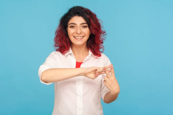 Nternette Popülerlik Süslü Kırmızı Saçlı Havalı Gülümseyen Hippi Kadın Parmakları — Stok fotoğraf