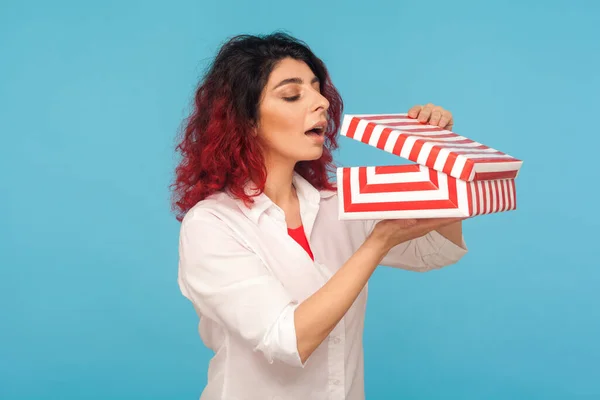 Mulher Hipster Bonita Com Cabelo Vermelho Fantasia Ansiosamente Abrir Caixa — Fotografia de Stock