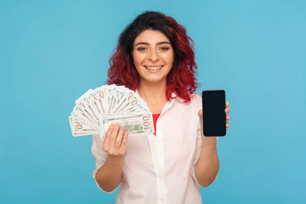 온라인 애플리케이션 머리에 핸드폰 지폐를 긍정적 미소를 여성의 모바일 스튜디오 — 스톡 사진