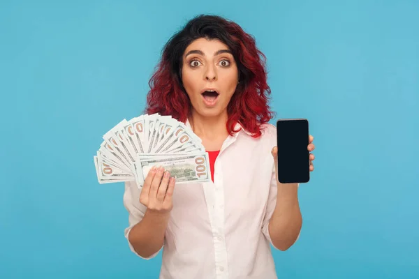 Çevrimiçi Bankacılık Süslü Kızıl Saçlı Elinde Cep Telefonu Dolar Banknotları — Stok fotoğraf