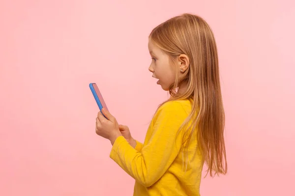 Wow Remek Alkalmazás Gyerekeknek Oldalnézet Megdöbbent Kislány Használ Okostelefon Sokkoló — Stock Fotó
