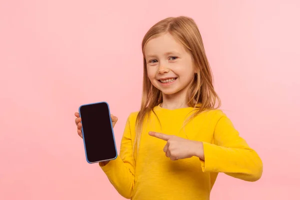 Olha Para Meu Telemóvel Adorável Menina Feliz Apontando Smartphone Sorrindo — Fotografia de Stock