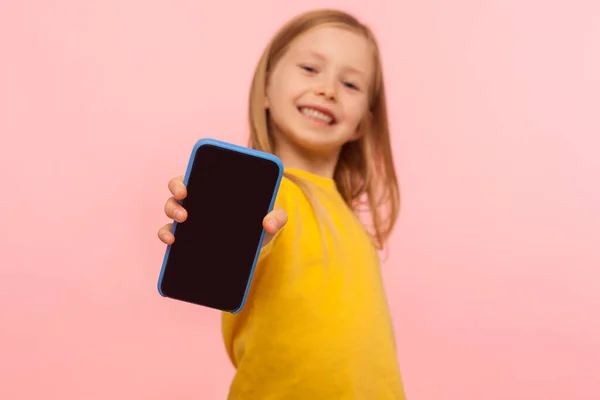 Menina Pré Escolar Sorridente Feliz Segurando Celular Para Câmera Com — Fotografia de Stock