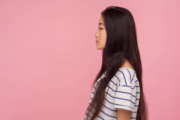 Vista Laterale Grave Calma Bella Ragazza Asiatica Con Lunghi Capelli — Foto Stock