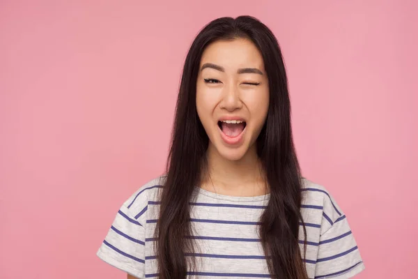 Retrato Chica Juguetona Con Pelo Largo Guiñando Ojo Cámara Sonriendo — Foto de Stock