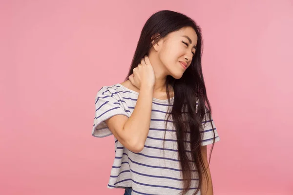 Retrato Una Chica Cansada Malsana Con Cabello Moreno Camiseta Rayas — Foto de Stock