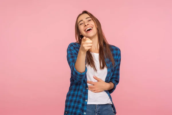 Löjlig Glada Flicka Rutig Skjorta Skrattar Håller Magen Och Pekar — Stockfoto