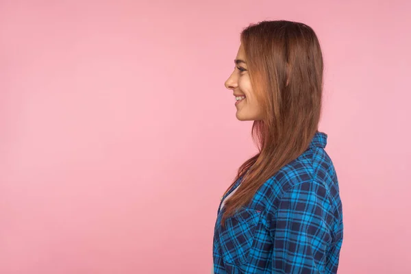 체크무늬 셔츠를 성격의 소녀가 웃으며 만족하고 긍정적 소식을 즐기는 분홍색 — 스톡 사진
