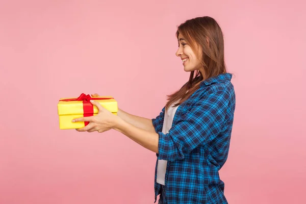 Neem Dit Cadeau Zijaanzicht Van Genereus Meisje Geruite Shirt Geven — Stockfoto