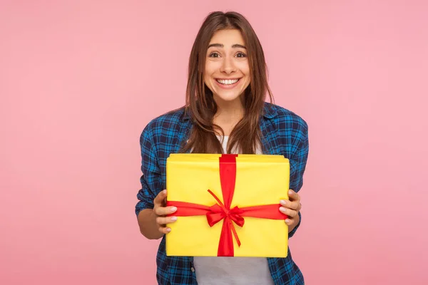 Geweldige Bonus Vakantie Cadeau Portret Van Extreem Gelukkig Meisje Geruit — Stockfoto