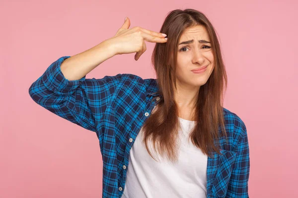 Döda Mig Snälla Porträtt Deprimerad Flicka Rutig Skjorta Siktar Finger — Stockfoto