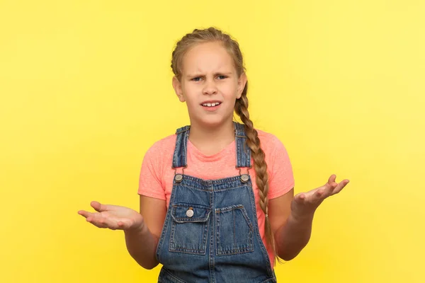 Malentendido Retrato Una Niña Indignada Con Trenza Mono Mezclilla Levantando —  Fotos de Stock