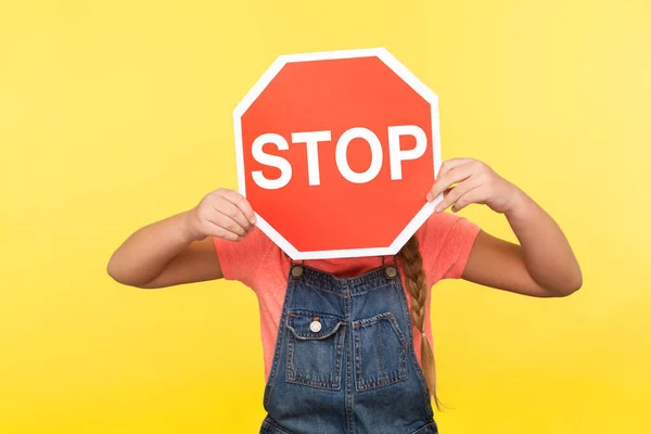 Tiltott Egy Kislány Farmer Overálban Nyolcszögletű Stop Szimbólummal Arcán Piros — Stock Fotó