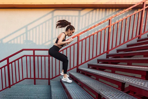 Fit Atleet Mooie Vrouw Strakke Sportkleding Springen Trap Opwarmen Voor — Stockfoto