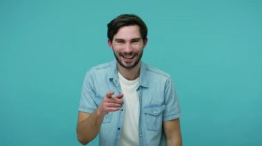 Haha, çok komiksin! Kotlu tişörtlü sakallı adam gülmekten çatlıyor, karnını tutuyor çılgın kahkahalar atıyor, kamerayı işaret ediyor ve seninle dalga geçiyor. Stüdyo çekimi, izole