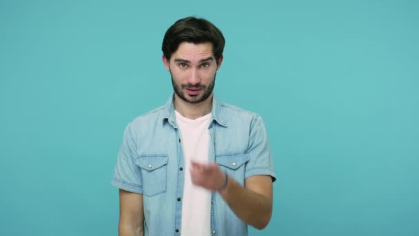 Odbiło Brodaty Facet Jeansowej Koszuli Pokazuje Głupi Gest Wskazuje Kamerę — Wideo stockowe