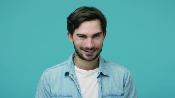 Kot Pantolonlu Yakışıklı Genç Sakallı Adam Kameraya Neşeyle Gülümsüyor Göz — Stok video