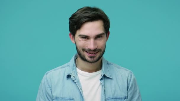 Bonito Cara Barbudo Jovem Positivo Camisa Jeans Sorrindo Piscando Brincalhão — Vídeo de Stock