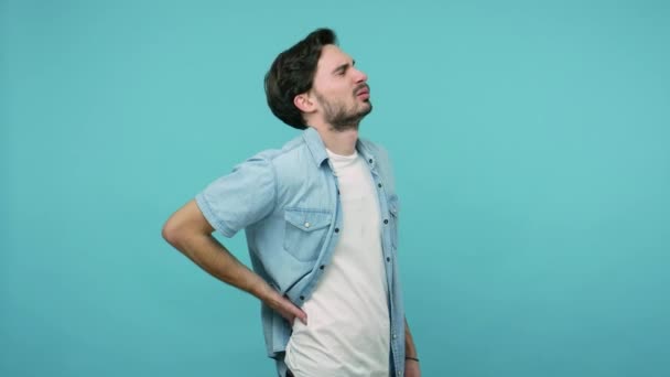Sırt Ağrısı Kot Pantolonlu Sağlıksız Bir Erkek Çalışanın Sırtı Incinmiş — Stok video