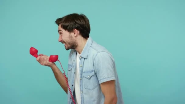 Homme Irrité Jeans Chemise Criant Téléphone Client Colère Communiquant Avec — Video