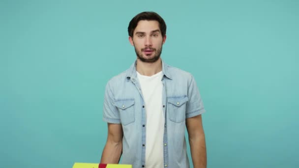 Chico Guapo Alegre Camisa Vaquera Que Muestra Inscripción Venta Caja — Vídeo de stock