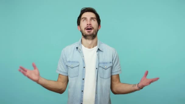 Opgewonden Gelukkige Loterij Winnaar Blij Bebaarde Man Spijkerbroek Shirt Omhoog — Stockvideo
