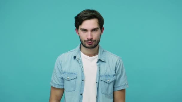 Męski Przystojny Apodyktyczny Brodaty Facet Jeansowej Koszuli Wytykający Cię Palcami — Wideo stockowe
