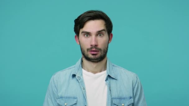 Kotlu Tişörtlü Şaşkın Sakallı Kameraya Şaşkınlıkla Bakan Ağzı Açık Beklenmedik — Stok video