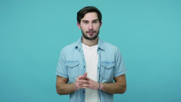 Vrolijke Attente Bebaarde Man Jeans Shirt Dromen Met Geïnspireerde Vrolijke — Stockvideo