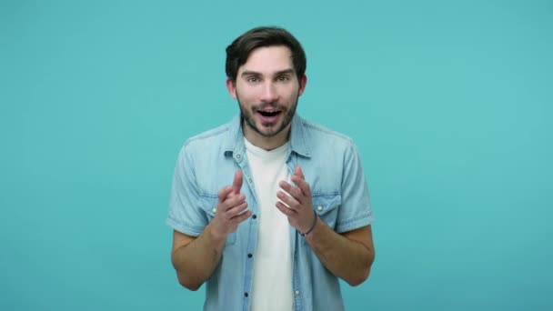 Vay Canına Inanılmaz Kot Pantolonlu Mutlu Sakallı Adamın Kameraya Şaşkınlıkla — Stok video